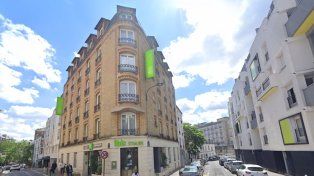 Un bebé recién nacido fue arrojado por su madre por la ventana de un hotel en París