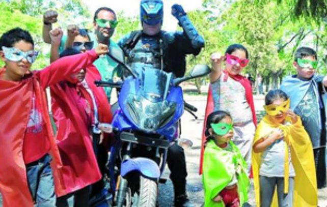 El superhéroe junto a los chicos que intentan emularlo.