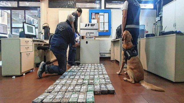 Aduana detectó 87 kilos de cocaína ocultos en un camión