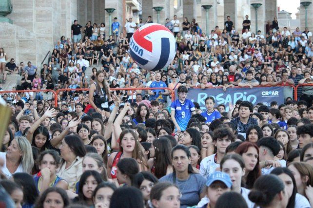 Miles de chicos concurrieron al Monumento a la Bandera para participar del tradicional cierre de temporada del vóley de Rosario. Foto: Gentileza AVR
