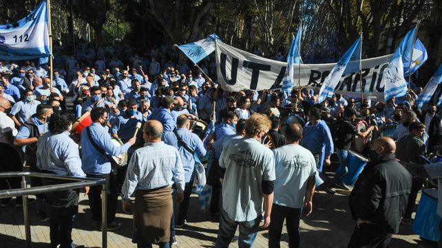 Los choferes pasaron por la Municipalidad para visibilizar sus reclamos. (Foto: Celina Mutti Lovera)