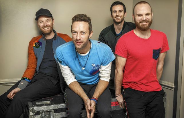 Mucha risa por aquí. El cantante Chris Martin (segundo desde la izq.) admitió que “es difícil perfeccionar una canción feliz. Pharrell lo maneja