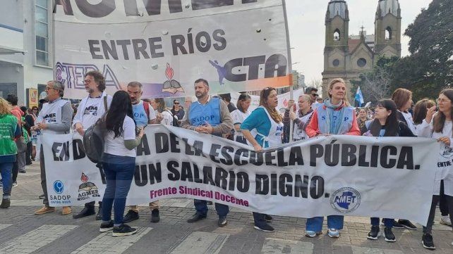Gran movilización de docentes de toda la provincia en Paraná