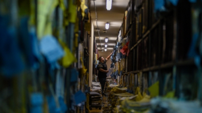 Los expedientes inundan el archivo. Pero los empleados conocen en detalle cada estante