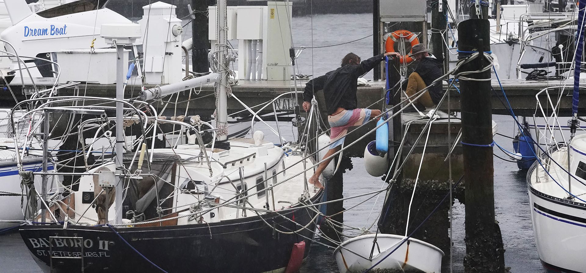 Navegantes revisan amarras del muelle para asegurar un bote debido a la marea baja por los efectos del huracán Ian el miércoles 28 de septiembre de 2022 en San Petersburgo, Florida.