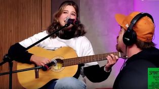 Olivia, una adolescente neuquina de 16 años, fue a Olga a buscar entradas, cantó un cover de Spinetta y fue invitada a subirse al escenario del Teatro Colón