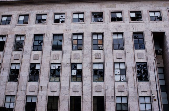 Los ventanales de los Tribunales Provinciales sufrieron los embates de la tormenta de granizo que se abatió sobre la ciudad.&nbsp;