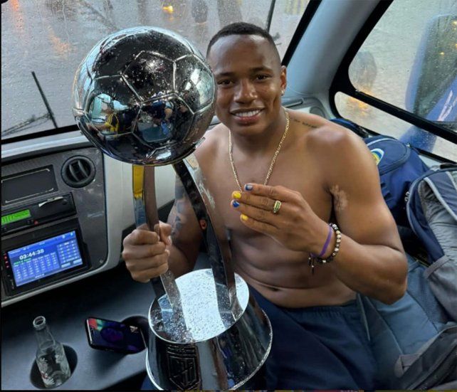 El Bicho Campaz con la copa que ganó en Central.&nbsp;
