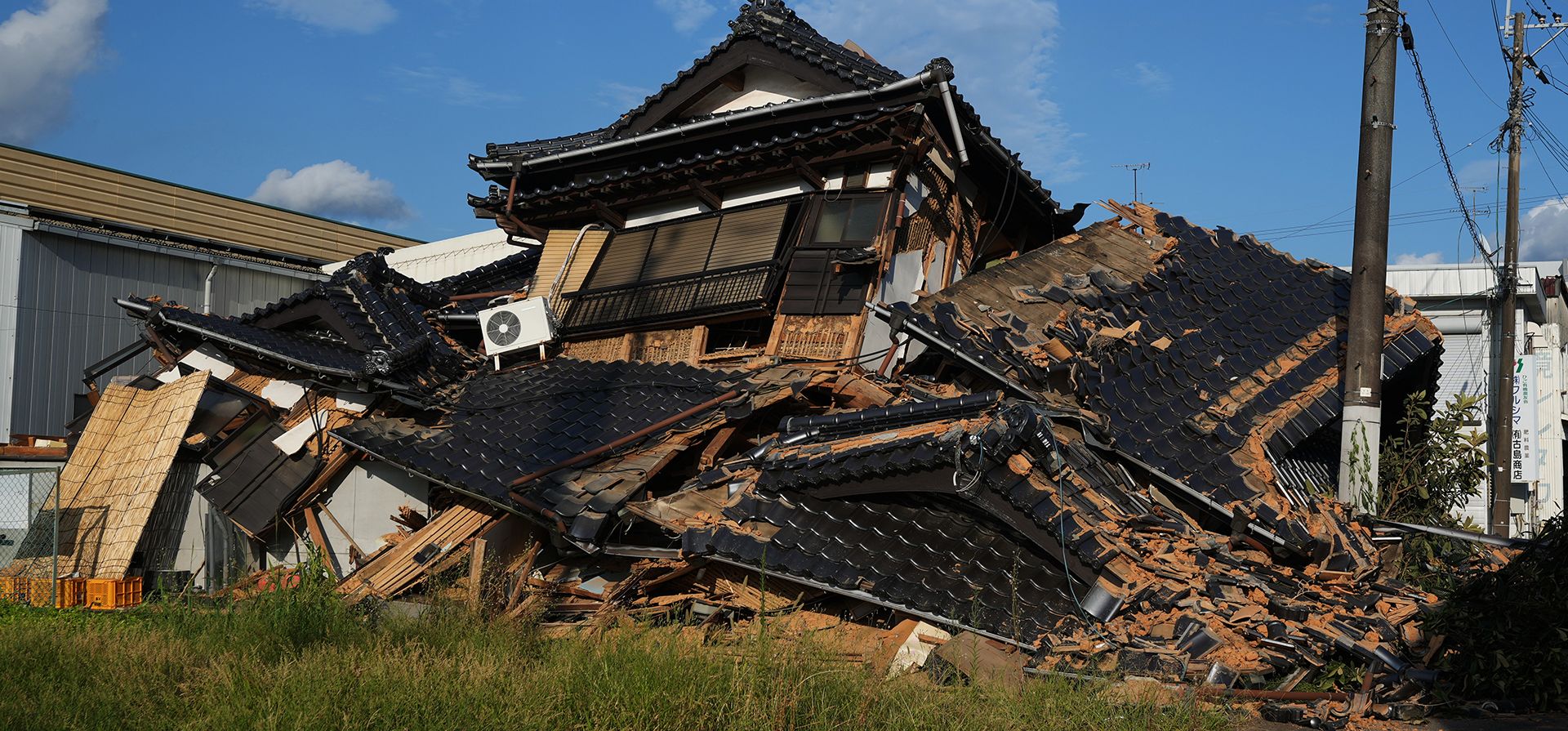 Se observa un edificio derrumbado en Yatsushiro, al suroeste de Japón, el miércoles 29 de julio de 2026, un día después del terremoto que azotó la zona. (Foto AP/Hiro Komae) Se observa un edificio derrumbado en Yatsushiro, al suroeste de Japón, el miércoles 29 de julio de 2026, un día después del terremoto que azotó la zona. (Foto AP/Hiro Komae)