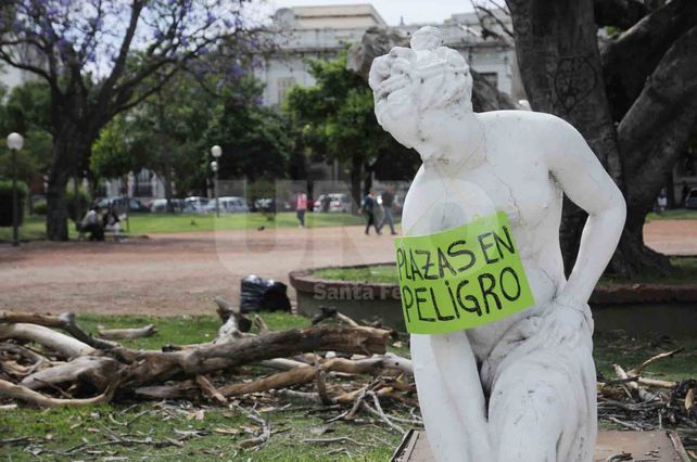 Reclamo. Los asambleístas protestaron por el estado de la plaza España.