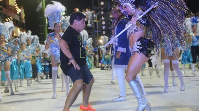 Diego Maradona se dio una vuelta por el carnaval de Corrientes y la rompió bailando