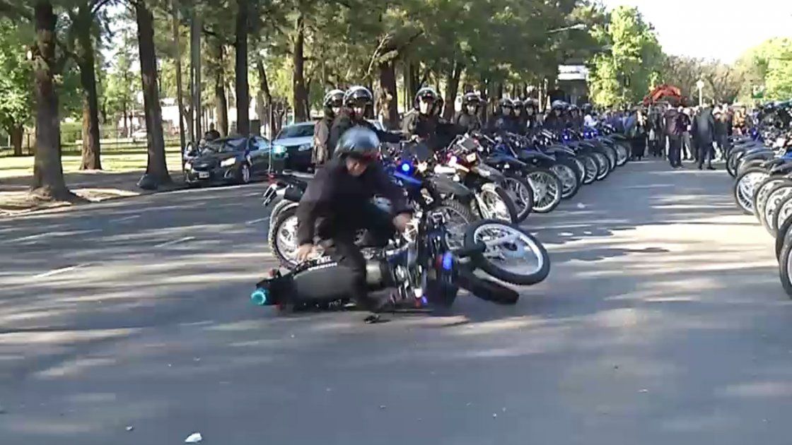 El video del agente que se cae en la presentación de las motos de la Policía ya es viral