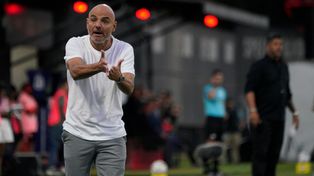 Favio Orsi y Sergio Gómez no pararon de dar indicaciones en la cancha de Riestra. Floja performance de Newells, sobre todo en el primer tiempo.
