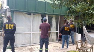 Allanaron la casa del hombre que estaba con la mujer fallecida en el hotel
