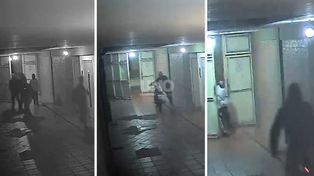 Impresionante robo piraña en Bº Fomento 9 de Julio: violentaron el portón de un edificio y se llevaron motos y bicicletas