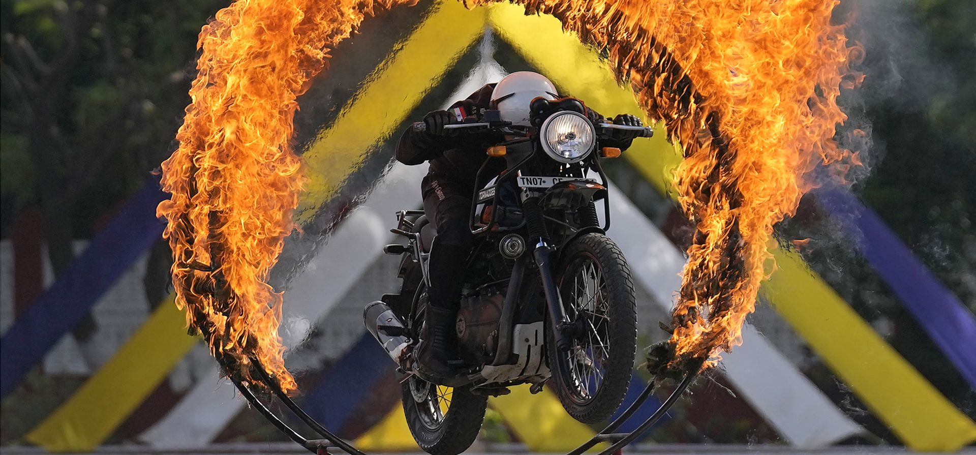 Un miembro del equipo de exhibición de motocicletas Tornadoes se presenta durante la ceremonia de graduación del primer lote de soldados reclutados por el ejército indio bajo el esquema Agniveer en Bangalore, India, el viernes 4 de agosto de 2023. (Foto AP/Aijaz Rahi) Un miembro del equipo de exhibición de motocicletas Tornadoes se presenta durante la ceremonia de graduación del primer lote de soldados reclutados por el ejército indio bajo el esquema Agniveer en Bangalore, India, el viernes 4 de agosto de 2023. (Foto AP/Aijaz Rahi)