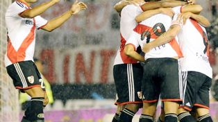 River le ganó a Arsenal bajo un diluvio en el Monumental y se ilusiona