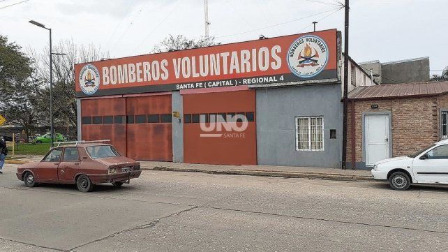 Los Bomberos Voluntarios de Las Flores piden colaboraciones para reparar todos los daños que provocó el rayo que cayó sobre el cuartel. 