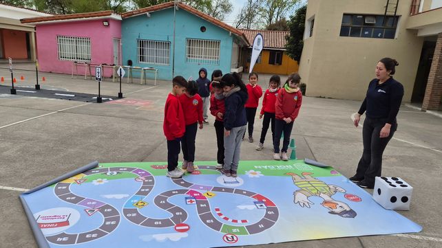 Aprender jugando: El municipio llega a las escuelas de Roldán con un programa de educación vial
