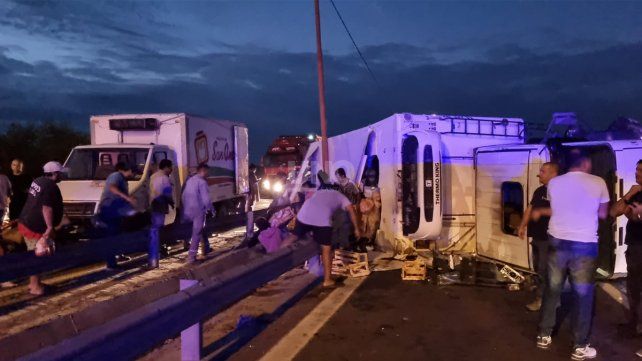 Camión que transportaba pollos volcó y la carga fue saqueada