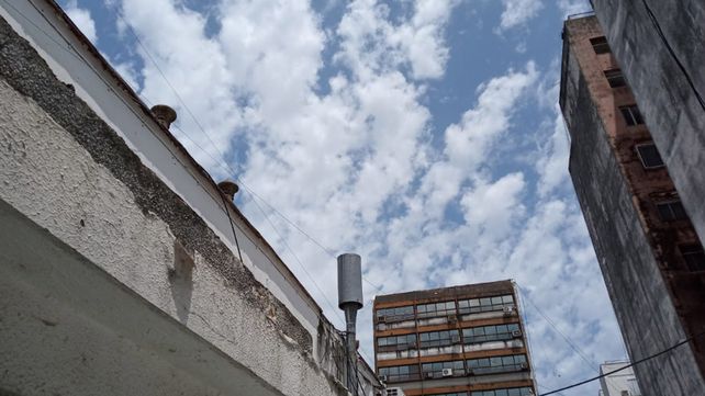 Así el está el cielo rosarino sobre el mediodía.