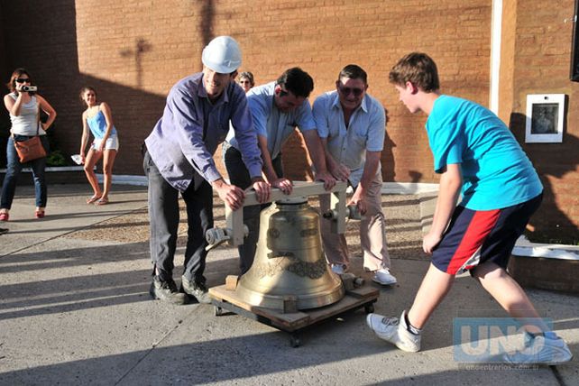 La iglesia Santa Lucía concretó un viejo proyecto y tendrá su campanario