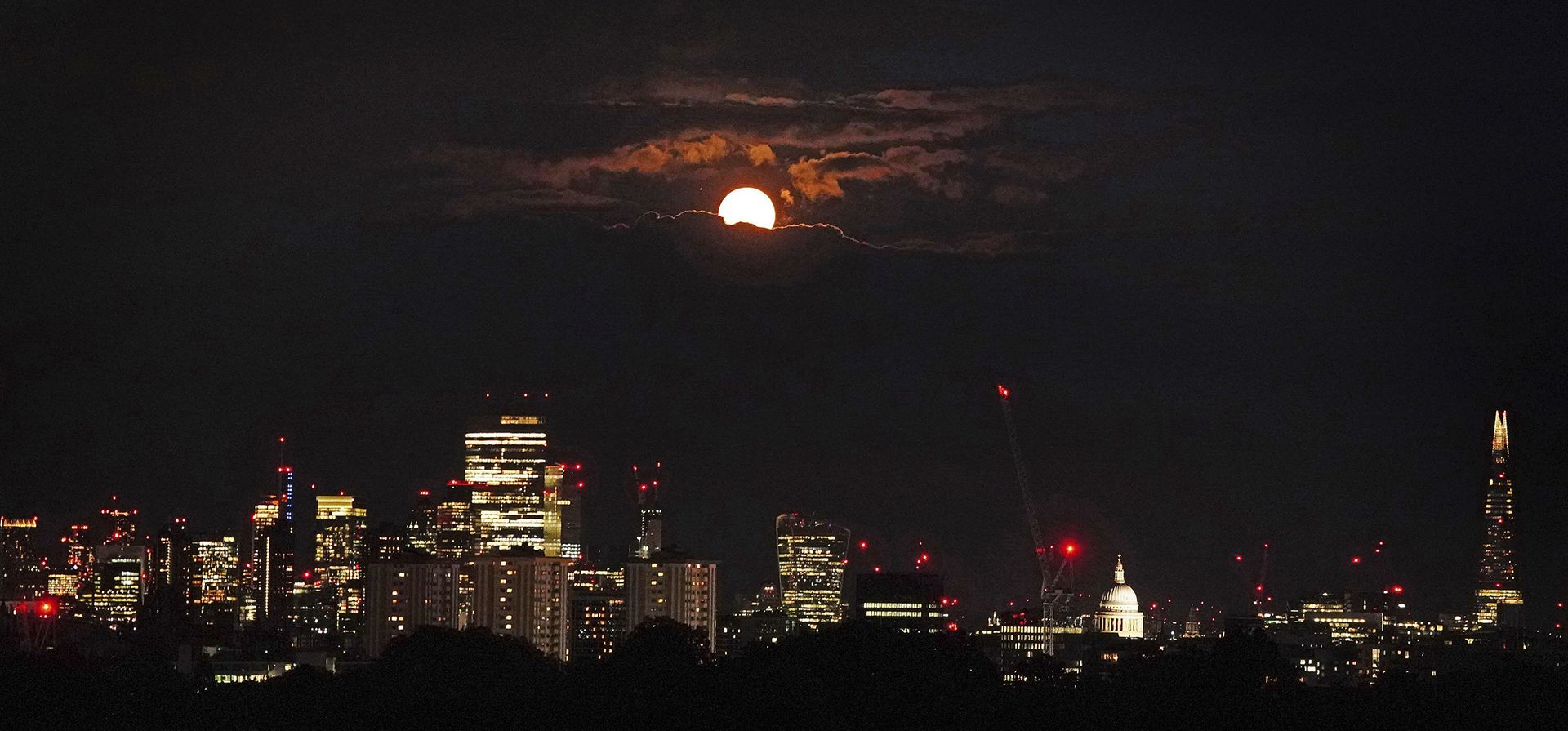 La súper luna azul sobre la ciudad de Londres, el miércoles 30 de agosto de 2023, vista desde Primrose Hill.  (Victoria Jones/PA vía AP)