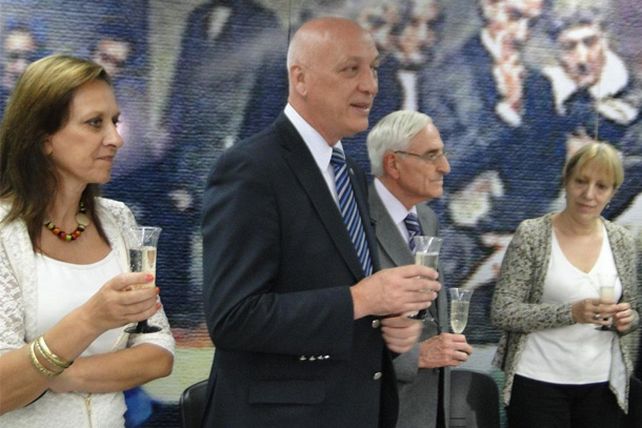 El gobernador saluda a los empleados de Casa de Gobierno