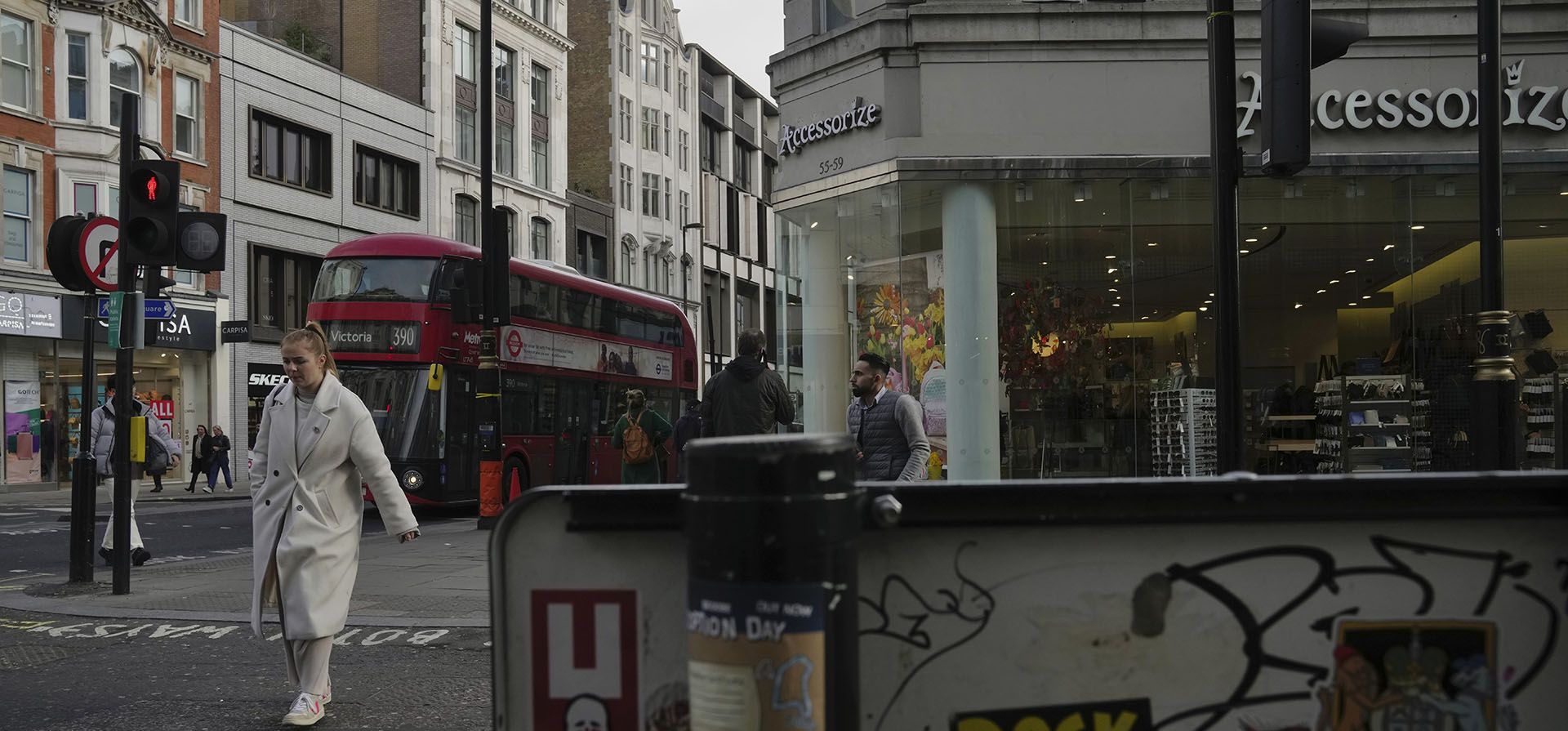 Una mujer camina por una calle en un distrito comercial en el centro de Londres, el jueves 2 de febrero de 2023. Se espera que el Banco de Inglaterra aumente las tasas de interés hasta en medio punto porcentual. Eso superaría el último aumento de la Reserva Federal de EE. UU. La medida del jueves se produce cuando el banco central busca controlar la inflación alta de décadas que ha provocado una crisis del costo de vida y predicciones de recesión. (Foto AP/Kin Cheung)