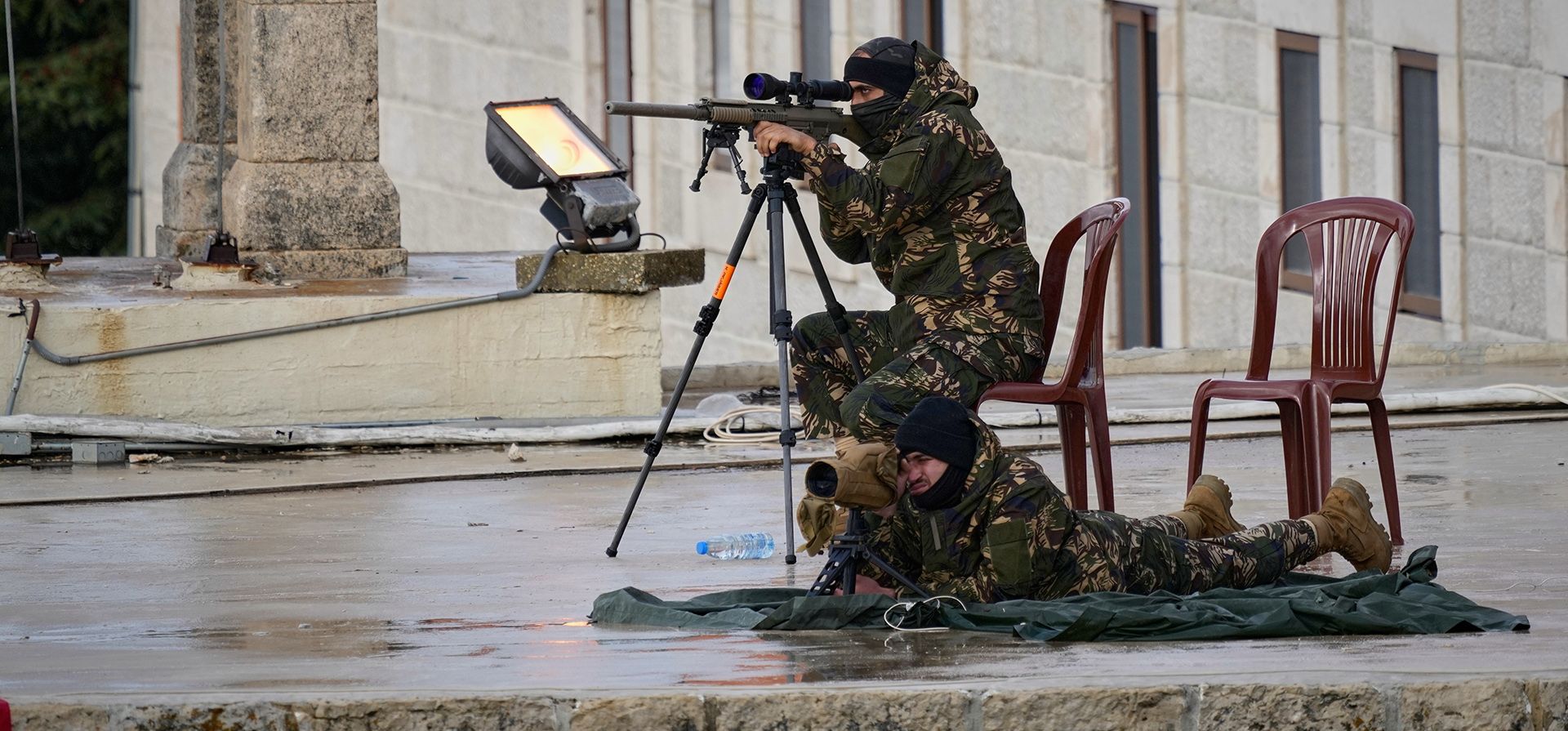 Personal de seguridad libanés se despliega en el tejado del Monasterio de San Marón antes de la llegada del Papa León XIV a Annaya, Líbano, el lunes 1 de diciembre de 2025. (Foto AP/Hassan Ammar) Personal de seguridad libanés se despliega en el tejado del Monasterio de San Marón antes de la llegada del Papa León XIV a Annaya, Líbano, el lunes 1 de diciembre de 2025. (Foto AP/Hassan Ammar)