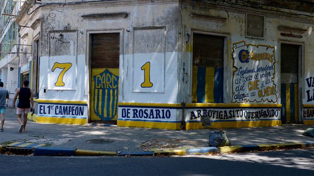 Lanzan un plan para limpiar las pintadas de Newells y Central de las paredes de Rosario