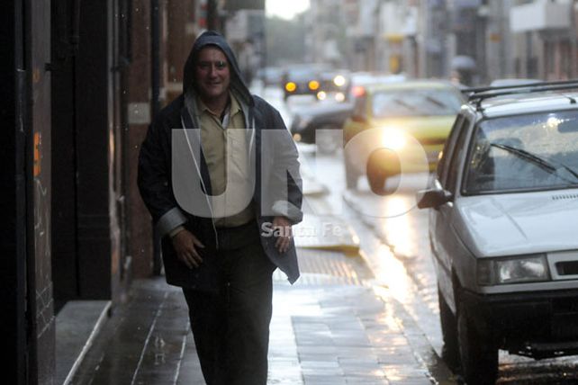 La lluvia pasó por la ciudad, pero aún continúa el alerta meteorológico