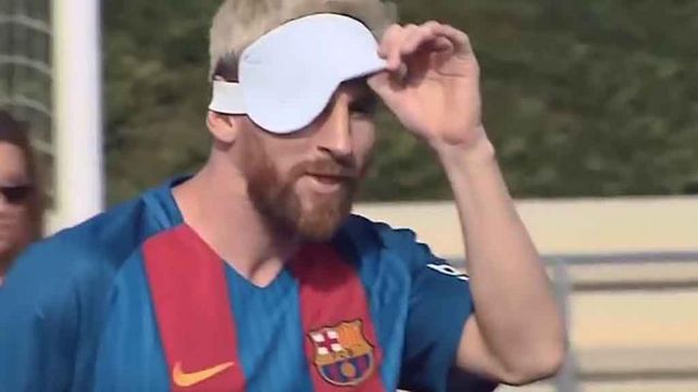 El crack del Barcelona Lionel Messi probó suerte jugando al fútbol para ciegos.&nbsp;