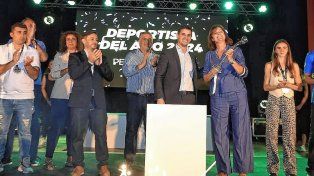 Adriana, mamá de Pedro Rubiolo, recibió el reconocimiento por ser el deportista destacado.