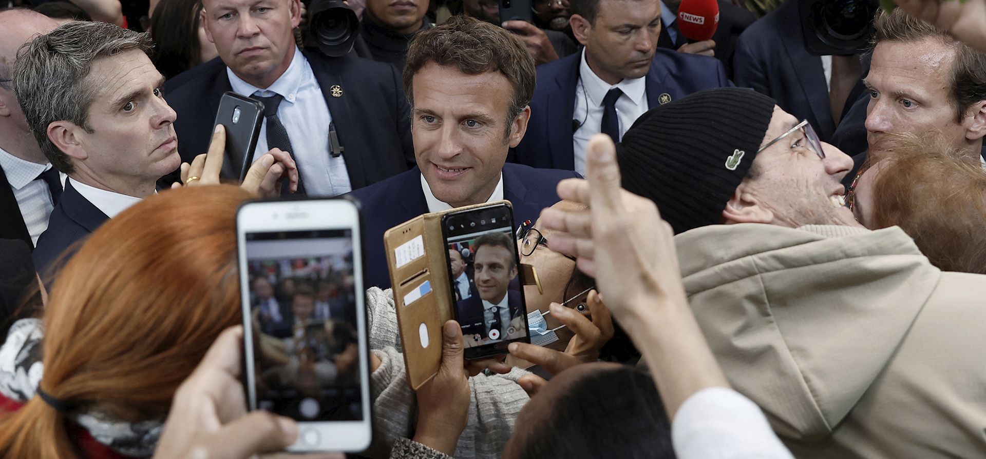 El recién reelegido presidente francés Emmanuel Macron se reúne con residentes y vendedores en la plaza del mercado de Saint-Christophe en Cergy, un suburbio de París, el miércoles 27 de abril de 2022.