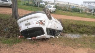 Siniestro vial: auto volcó y cayó a un desagüe en Chajarí