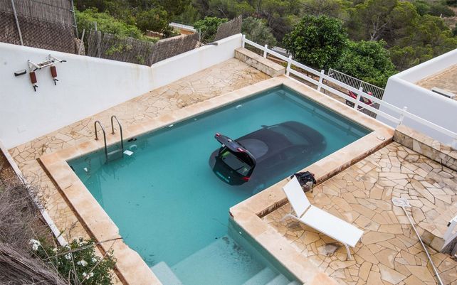 Auto volador: salió de la ruta y cayó en la pileta de una casa de fin de semana