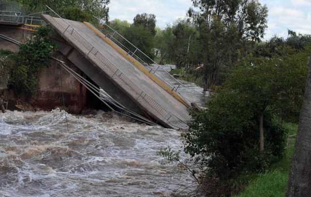 A las 7.30 de ayer los vecinos escucharon el estruendoso desmoronamiento de una de las lozas de la estructura