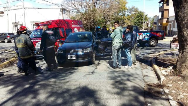 Socorrieron a una mujer atrapada en el interior de un vehículo