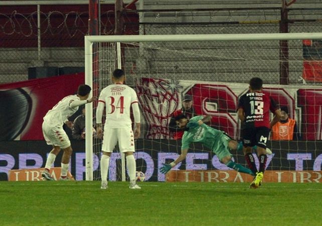 Otra vez Hoyos. El arquero leproso mantuvo con vida a la lepra ante Huracán.
