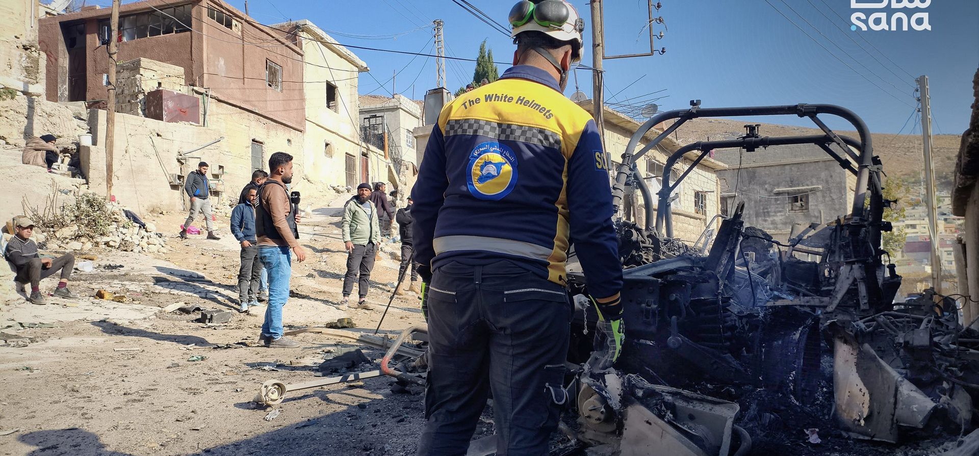 Un trabajador de Defensa Civil Siria revisa un vehículo blindado destruido durante una incursión de las fuerzas israelíes en la aldea de Beit Jin, en el sur de Siria, el viernes 28 de noviembre de 2025. (SANA vía AP)