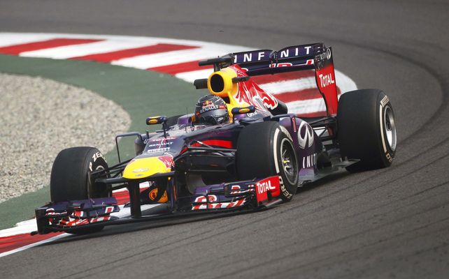El mejor. El Red Bull entra con elegancia a una de las curvas del circuito indio. Esa clave aerodinámica le dio una ventaja cabal sobre el resto de los competidores al alemán.