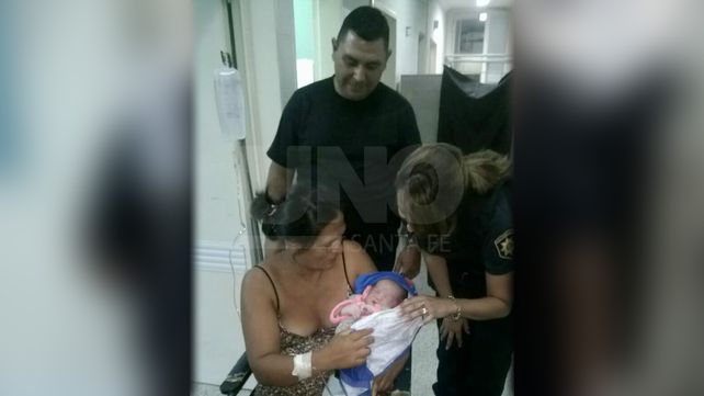 Tuvo a su hijo en plena calle con ayuda de policías y enfermeros