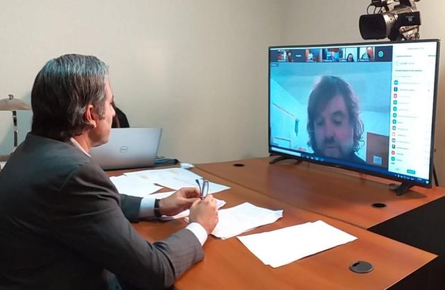 El diputado del Frente Renovador-PJ Oscar Mart&iacute;nez en la videoconferencia junto al padre Pepe.&nbsp;
