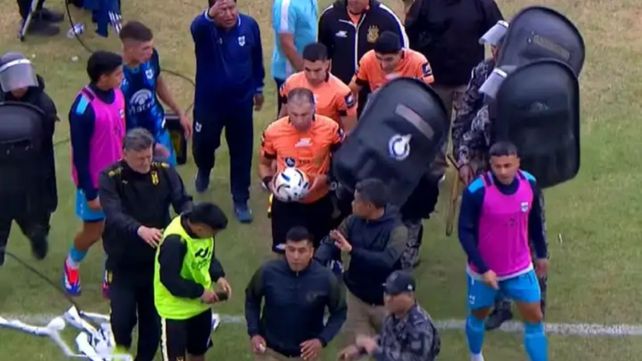 El árbitro Lucas Comesaña se retira del campo de juego al final del primer tiempo y luego denunció amenazas.