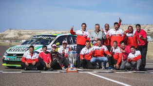 El Saturni Racing, con Iván y Cacho Saturni, Alfonso Domenech y todos los mecánicos en la recta de Trelew. Felices en Bigand.