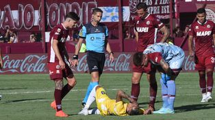 Jhonatan Candia ya sufrió el esguince de rodilla. Pudo seguir, pero en el entretiempo fue reemplazado.