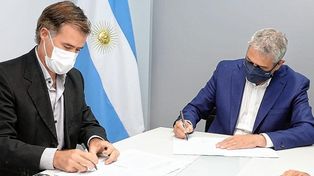 El intendente de Gualeguaychú, Martín Piaggio firmó el convenio para la construcción de 20 nuevas viviendas en Colonia Las Piedras.