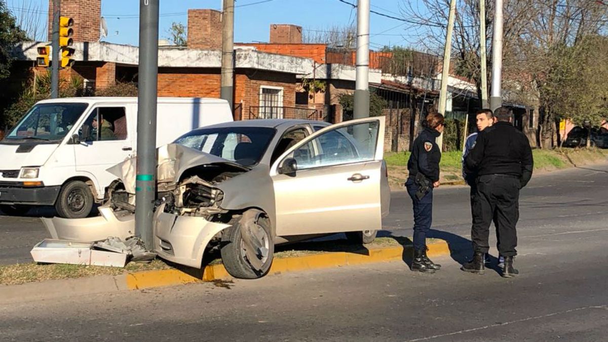 Murió una mujer tras el choque de un auto contra una columna