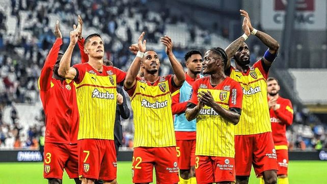 Lens goleó a Toulouse y se acercó a PSG en Francia